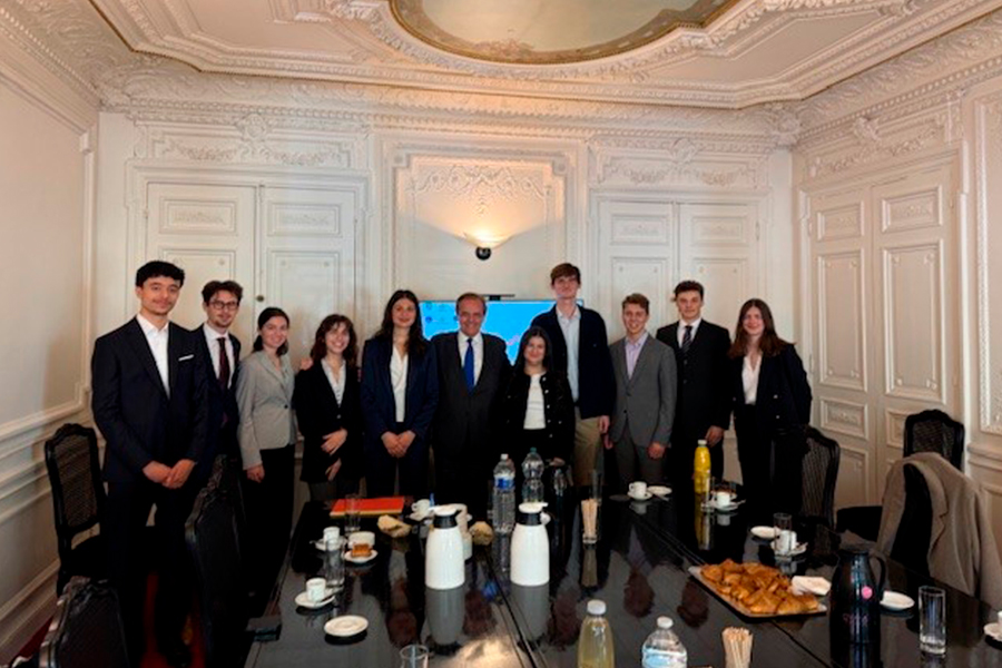 Vendredi 23 mai 2025, la cabinet Vogel & Vogel a eu le plaisir d’accueillir les étudiants du Master Juriste Européen de l’Université Paris-Panthéon-Assas, un programme d’excellence qui forme, chaque année, de futurs juristes à l’expertise pointue en droit européen. Ce moment d’échange fut l’occasion de leur présenter nos activités en droit de la concurrence et de la régulation économique, mais aussi de discuter des perspectives professionnelles et des exigences du métier d’avocat dans un cabinet spécialisé. Le cabinet a accueilli les étudiants du Master Juriste Européen de l’Université Paris-Panthéon-Assas